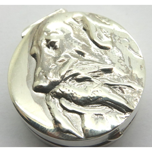 186 - 925 silver pill box featuring retriever and game bird, D: 30 mm, 12g. P&P Group 1 (£14+VAT for the f... 