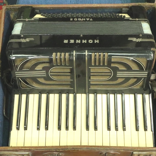 391 - Hohner Tango 2 accordion. P&P Group 3 (£25+VAT for the first lot and £5+VAT for subsequent lots)