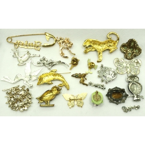 92 - Twenty one costume jewellery brooches. P&P Group 1 (£14+VAT for the first lot and £1+VAT for subsequ... 