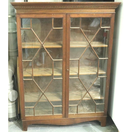 3109 - An early 20th century mahogany two door bookcase, astragal glazed with three adjustable shelves, 97 ... 