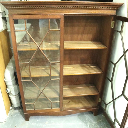 3109 - An early 20th century mahogany two door bookcase, astragal glazed with three adjustable shelves, 97 ... 