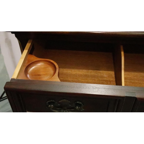 3132 - Gibbard reproduction mahogany chest of drawers, having sectioned top drawer above six further drawer... 