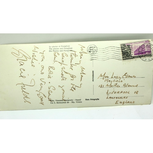 122A - Original Gracie Fields signed postcard, believed original (no provenance). P&P Group 1 (£14+VAT for ... 