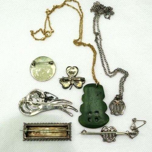 96 - Collection of silver and unmarked jewellery, and a carved green jade pendant. P&P Group 1 (£14+VAT f... 