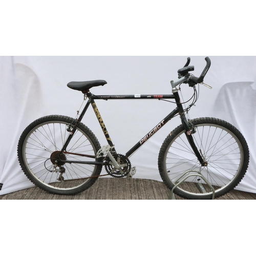 1002 - Peugeot Team mountain bike with 21 Shimano gears, 22 inch frame. Not available for in-house P&P, con... 