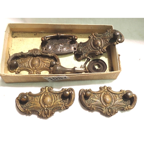 1087 - Box of antique furniture handles. P&P Group 1 (£14+VAT for the first lot and £1+VAT for subsequent l... 