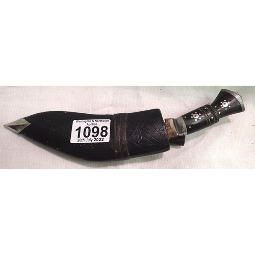 1098 - Small Indian kukri with a scabbard and skinning knife. P&P Group 1 (£14+VAT for the first lot and £1... 