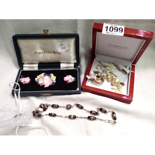 1099 - Box of jewellery items. P&P Group 1 (£14+VAT for the first lot and £1+VAT for subsequent lots