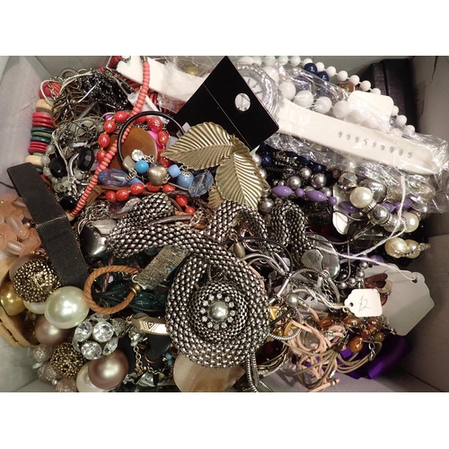 1102 - A large quantity of mixed costume jewellery. P&P Group 3 (£25+VAT for the first lot and £5+VAT for s... 