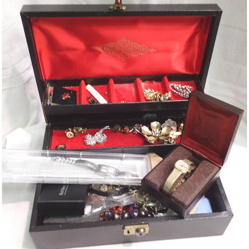 1115 - Leatherette jewellery box with costume/ fashion jewellery contents. P&P Group 2 (£18+VAT for the fir... 