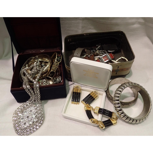 1133 - Box of mixed jewellery including bangles. P&P Group 1 (£14+VAT for the first lot and £1+VAT for subs... 