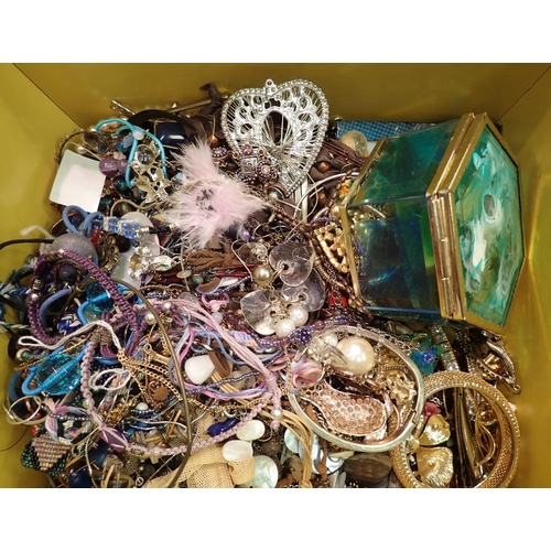 1138 - Collection of costume jewellery. P&P Group 3 (£25+VAT for the first lot and £5+VAT for subsequent lo... 