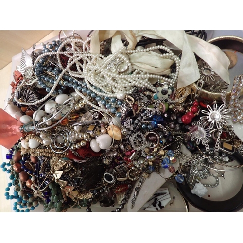 1140 - Tray of unsorted costume/fashion jewellery. P&P Group 2 (£18+VAT for the first lot and £3+VAT for su... 