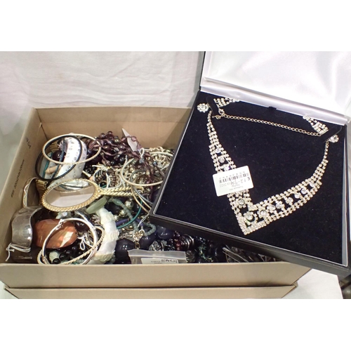 1156 - A large of quantity of mixed costume jewellery. P&P Group 2 (£18+VAT for the first lot and £3+VAT fo... 