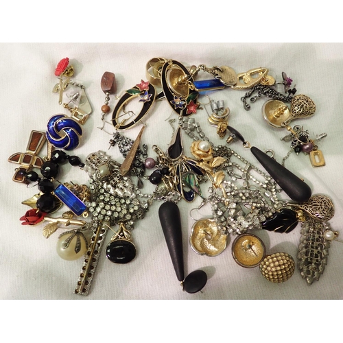 1161 - Collection of mixed earrings etc. P&P Group 1 (£14+VAT for the first lot and £1+VAT for subsequent l... 