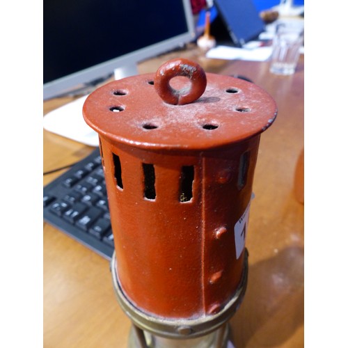 1094 - Vintage metal miners lamp, H: 21 cm. Base can be unscrewed. P&P Group 2 (£18+VAT for the first lot a... 