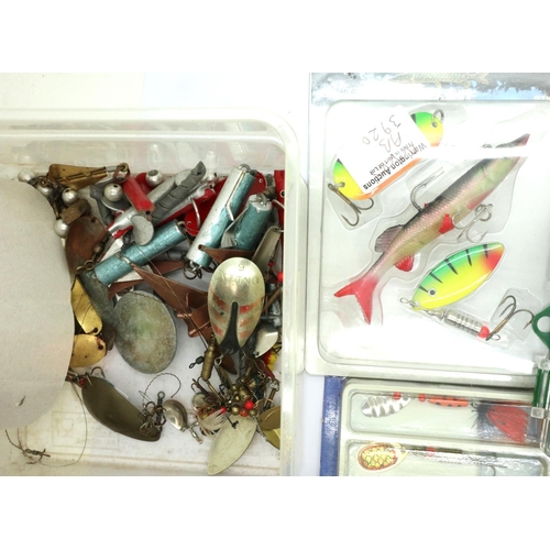 2027 - Mixed fishing lures, some unopened. P&P Group 1 (£14+VAT for the first lot and £1+VAT for subsequent... 