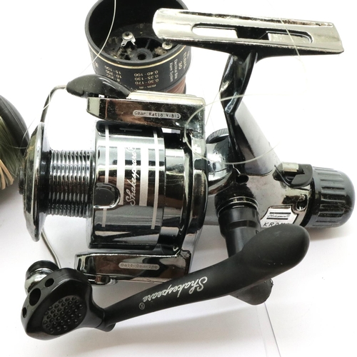 2028 - Shakespeare Kromo fixed spool reel and two unrelated spools. P&P Group 2 (£18+VAT for the first lot ... 