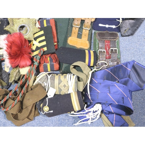 2079 - Large quantity of British Military and Naval uniform components and insignia. P&P Group 2 (£18+VAT f... 