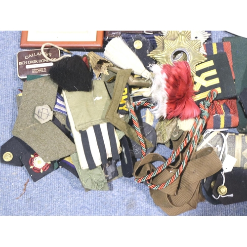 2079 - Large quantity of British Military and Naval uniform components and insignia. P&P Group 2 (£18+VAT f... 