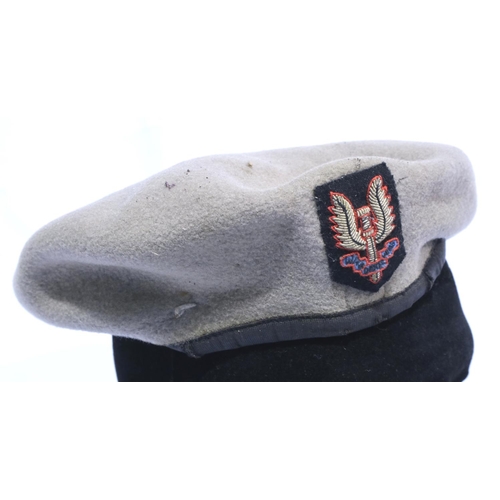 2129 - An SAS badged grey beret circa 1970s. P&P Group 2 (£18+VAT for the first lot and £3+VAT for subseque... 