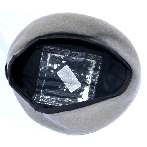 2129 - An SAS badged grey beret circa 1970s. P&P Group 2 (£18+VAT for the first lot and £3+VAT for subseque... 