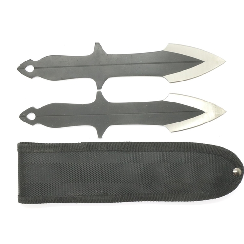 2194 - Pair of un-named spear headed throwing knives. P&P Group 2 (£18+VAT for the first lot and £3+VAT for... 