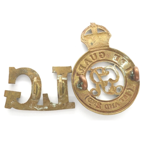 2237 - 1st & 2nd Battalion Life Guards WWI cap badge and single shoulder flash (2). P&P Group 1 (£14+VAT fo... 