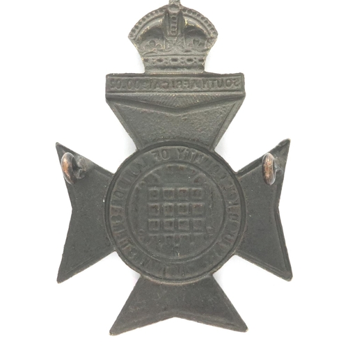 2238 - WWI 16th County of London Queens Westminsters Regiment blackened cap badge. P&P Group 1 (£14+VAT for... 