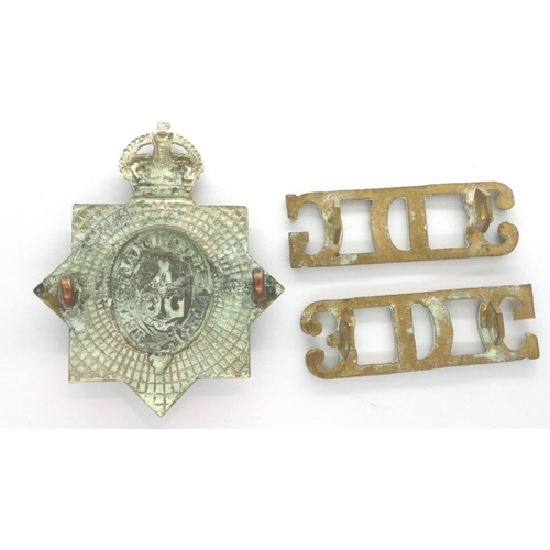 2240 - 3rd Kings Dragoon Guards WWI cap badge with a pair of shoulder flashes (3). P&P Group 1 (£14+VAT for... 