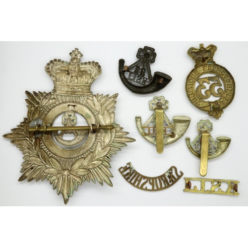 2262 - Kings Own Shropshire Light Infantry Regiment: a collection of WWI and later badges, including a helm... 