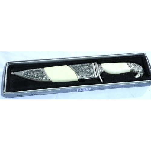 2300 - Large boxed stainless steel hunting knife, blade L: 19 cm. P&P Group 2 (£18+VAT for the first lot an... 