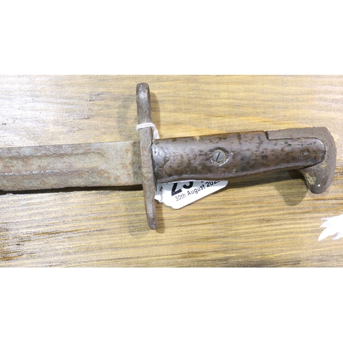 2318 - Relic British WWI bayonet mounted on a pine plinth. P&P Group 2 (£18+VAT for the first lot and £3+VA... 