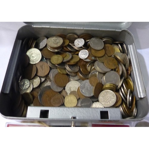 3132 - Tin cash box with key holding contents of mixed world coins. P&P Group 2 (£18+VAT for the first lot ... 