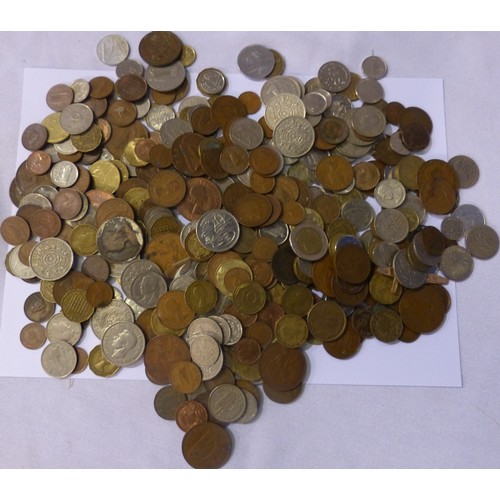 3133 - A collection of mixed world coins. P&P Group 2 (£18+VAT for the first lot and £3+VAT for subsequent ... 