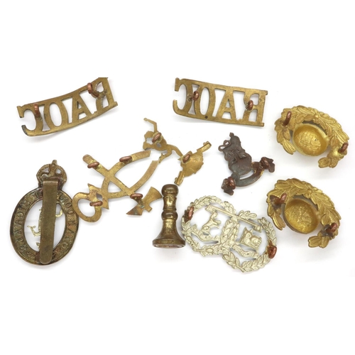 2268A - Mixed British WWII cap badges and shoulder flashes. P&P Group 1 (£14+VAT for the first lot and £1+VA... 