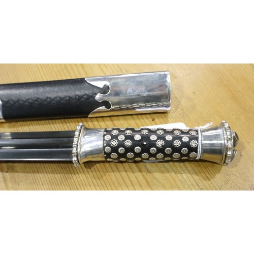 2282 - Fine matching Damascus steel sword and dagger, the hybrid pattern being based on the Celtic longswor... 