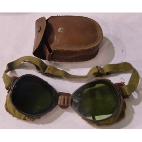 2180 - Pair of fur lined pilot goggles in case. P&P Group 1 (£14+VAT for the first lot and £1+VAT for subse... 