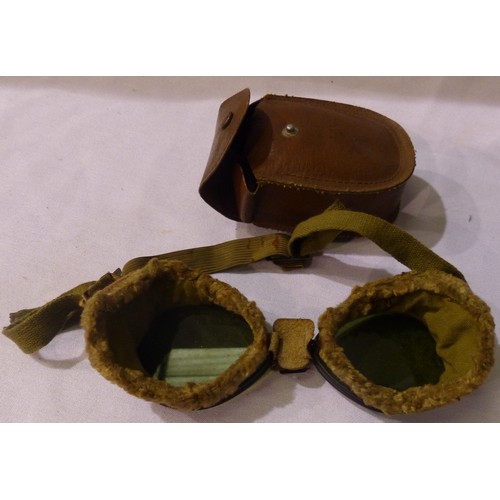 2180 - Pair of fur lined pilot goggles in case. P&P Group 1 (£14+VAT for the first lot and £1+VAT for subse... 