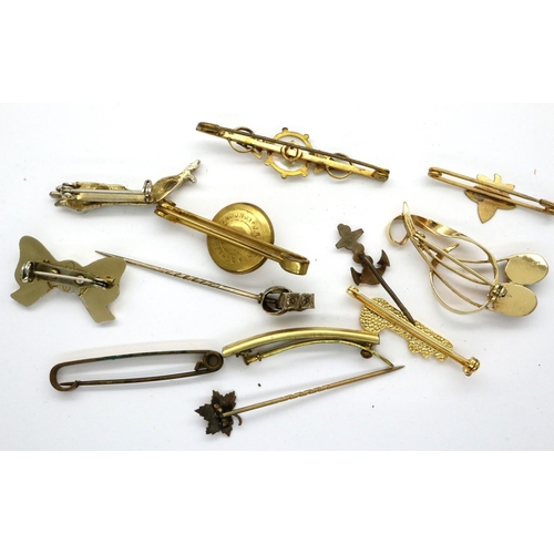 103 - Twelve mixed pin brooch, D: 40 mm. P&P Group 1 (£14+VAT for the first lot and £1+VAT for subsequent ... 