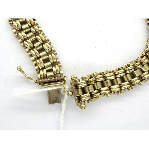 12 - 9ct gold bracelet, L: 19 cm, 17.8g. All links appear good with no damages, clasp is a little loose b... 