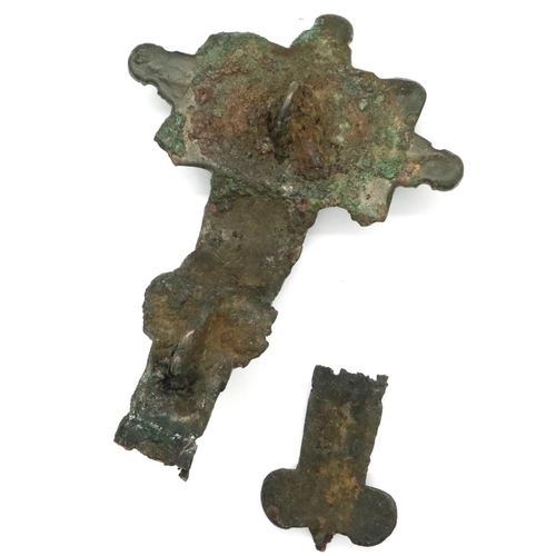 129 - Iron Medieval chest hasp. P&P Group 0 (£5+VAT for the first lot and £1+VAT for subsequent lots)