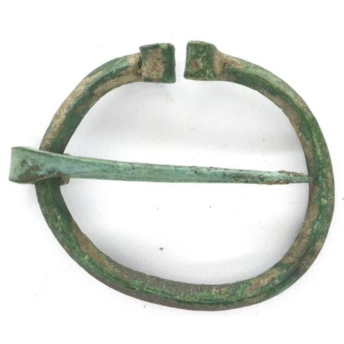 142 - 5th/6th century Anglo Saxon penannular bronze brooch clasp. P&P Group 0 (£5+VAT for the first lot an... 