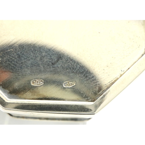 177 - 800 silver pill box, D: 40 mm. P&P Group 1 (£14+VAT for the first lot and £1+VAT for subsequent lots... 