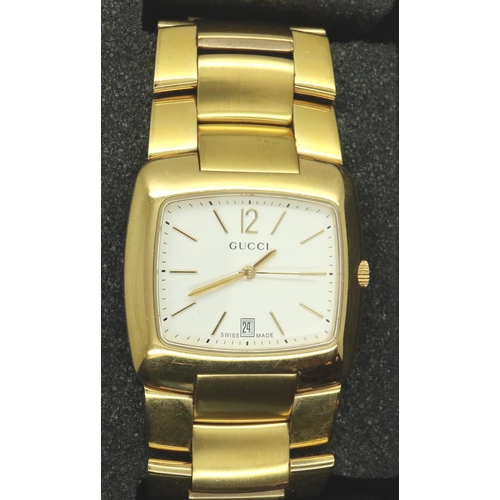 206 - Gucci: gents gold plated wristwatch with white dial and gold hands, working at lotting. P&P Group 1 ... 