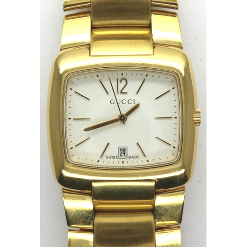 206 - Gucci: gents gold plated wristwatch with white dial and gold hands, working at lotting. P&P Group 1 ... 