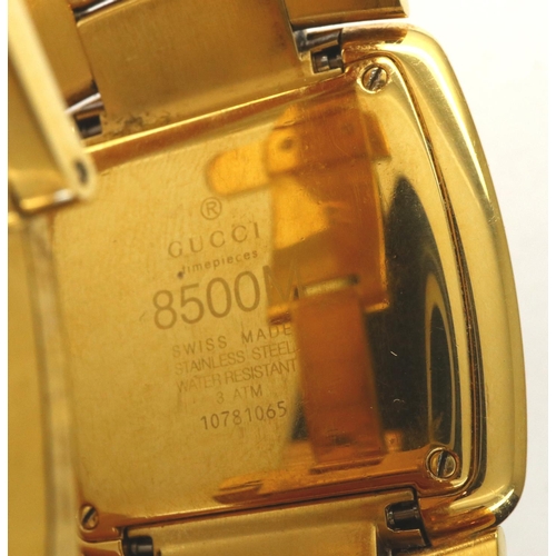 206 - Gucci: gents gold plated wristwatch with white dial and gold hands, working at lotting. P&P Group 1 ... 