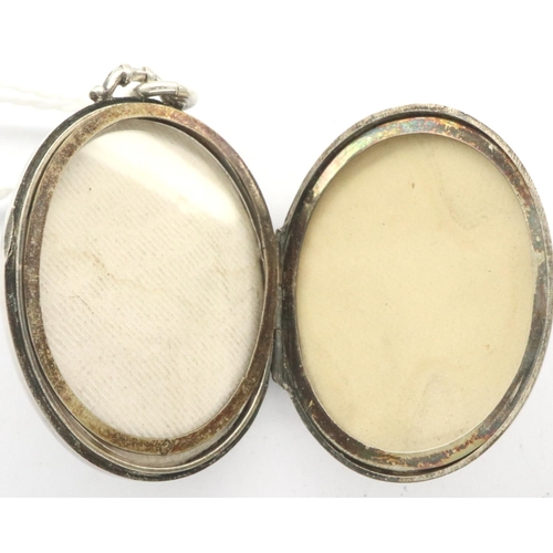 21 - Hallmarked silver Victorian locket, L: 30 mm, 10g. P&P Group 1 (£14+VAT for the first lot and £1+VAT... 