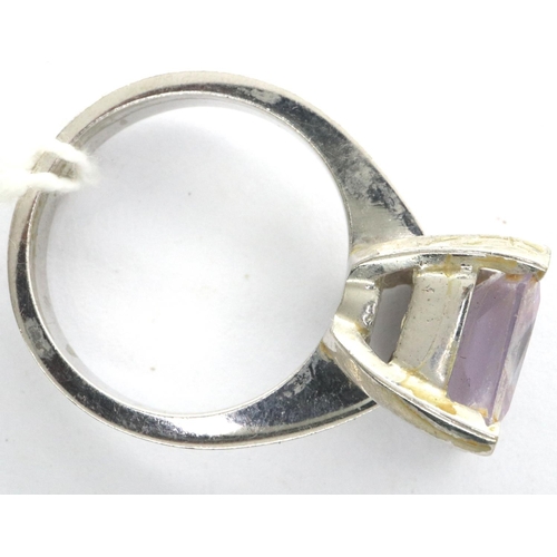 68 - 14ct white gold stone set ring, size M, 7.1g. P&P Group 1 (£14+VAT for the first lot and £1+VAT for ... 