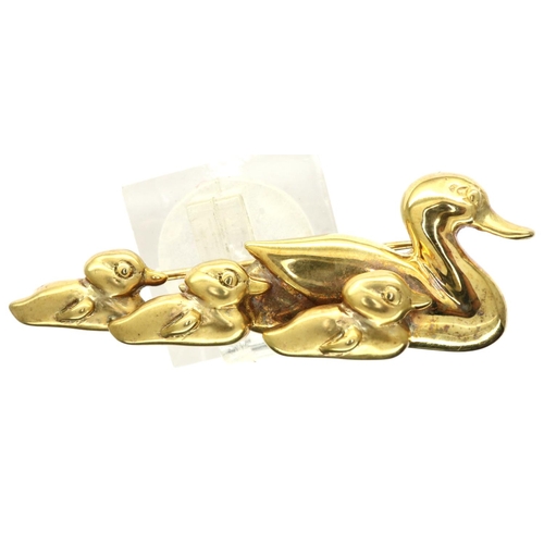 71 - 9ct gold Duck and Ducklings brooch, L: 40 mm, 7.2g. P&P Group 1 (£14+VAT for the first lot and £1+VA... 